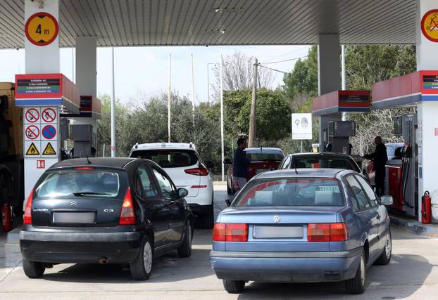 Šibenik: Po?ele su gužve na benzinskim postajama uo?i najavljenog poskupljenja goriva