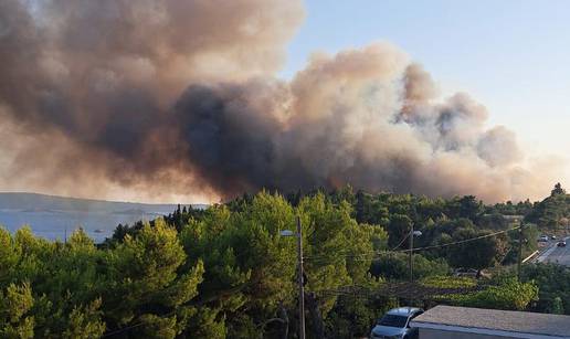 VIDEO Buknuo požar u Segetu: 'Nebo je prekrio gusti dim'