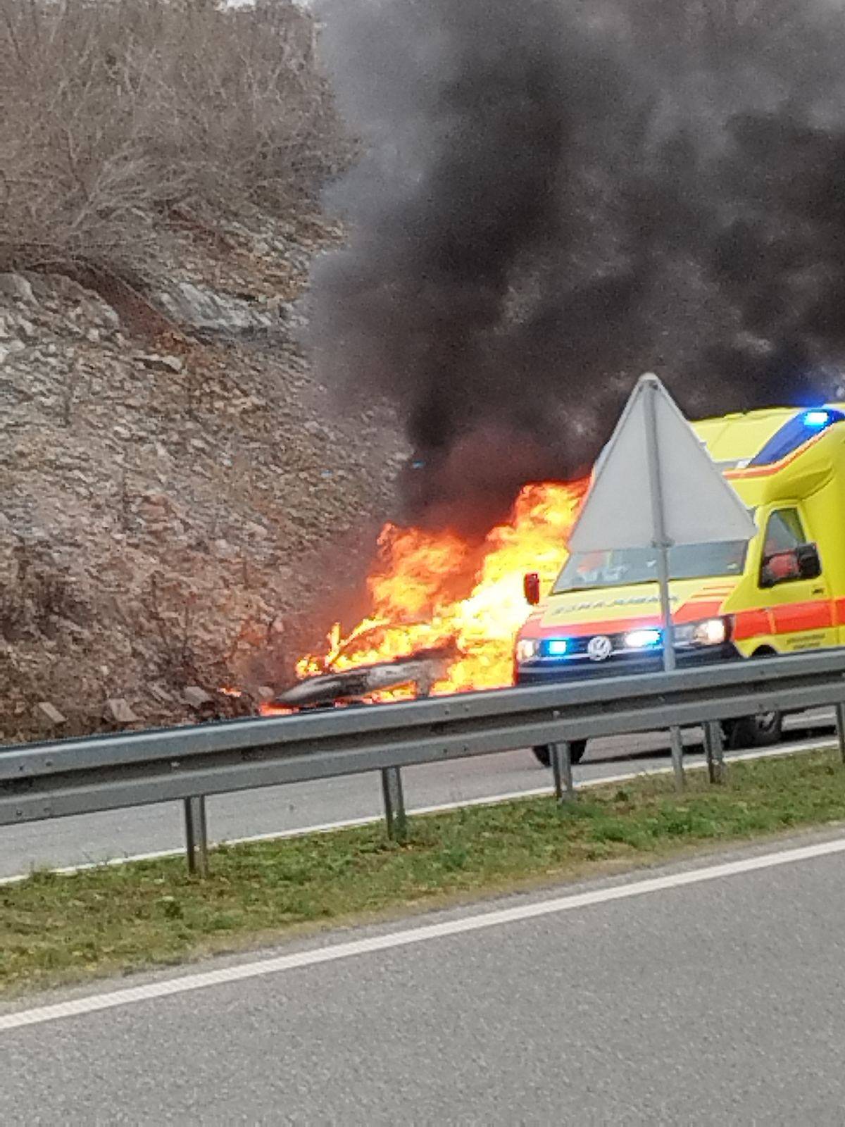 VIDEO Izgorio auto na ulasku u Pulu, vatrogasci ugasili požar