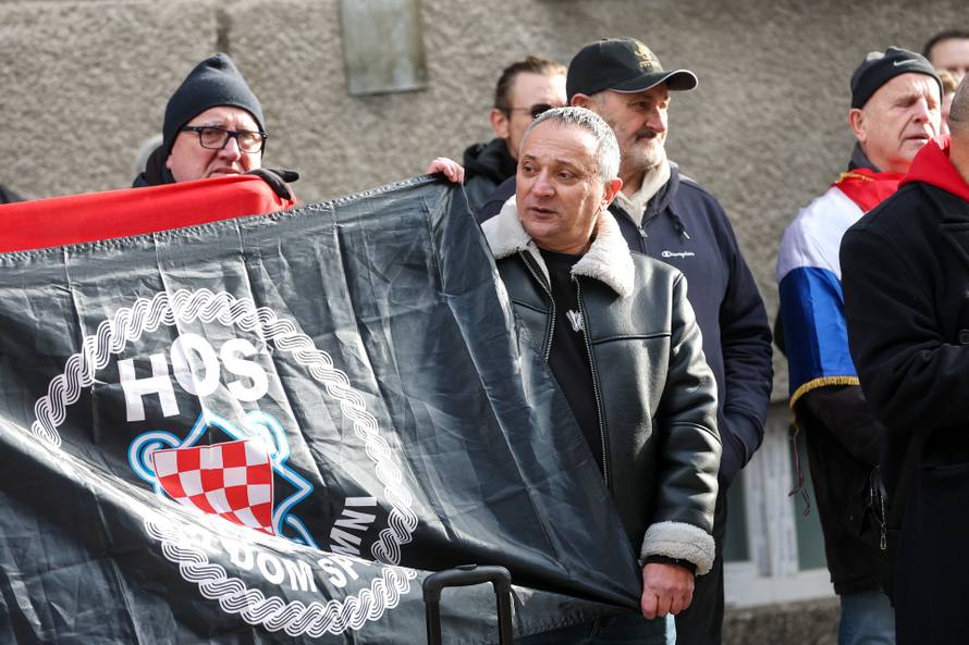 Prosvjednici  su stigli pred stan Tomislava Tomaševića i najavili  da će pjevati Thompsonove pjesme 