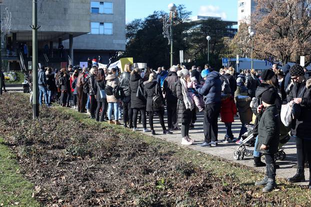 Zagreb: Prosvjed majki odgojiteljica ispred Poglavarstva grada 