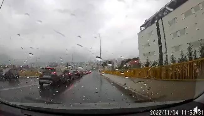 VIDEO Pogledajte kako bahati vozač BMW-a zaobilazi kolonu u Splitu: 'Lik je još dao žmigavac!'