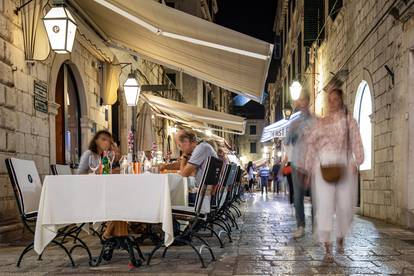 Dubrovnik u večernjim satima: Turisti uživaju u šetnji centrom