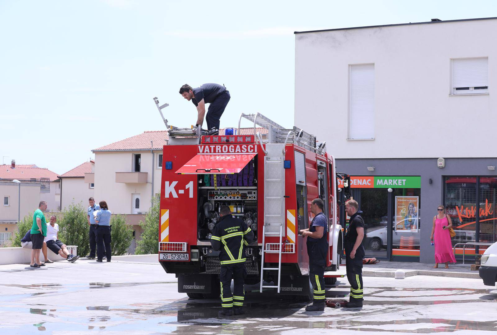 Kaštela: Vatrogasci ugasili požar iznad trgovine Studenac