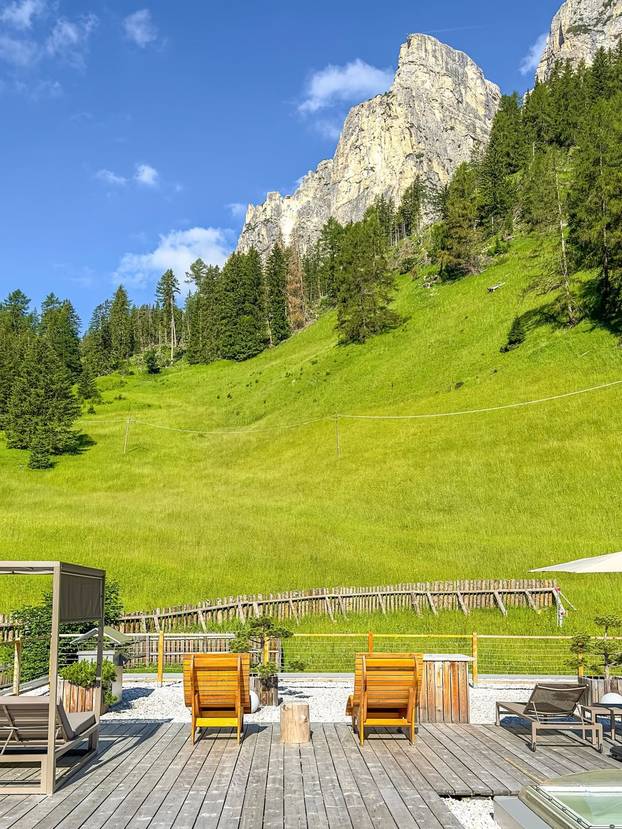 FOTO Ovo je najljepši bazen na Alpama: Topao je, proziran i ima pogled na Dolomite