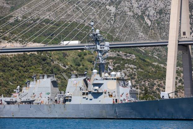 Dubrovnik: U luku uplovio razarač američke mornarice USS Oscar Austin 