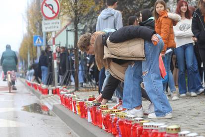 Diljem zemlje pale se svijeće: Mimohodom i bakljadom odana počast žrtvama Vukovara