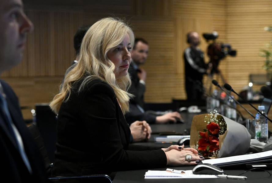 Zagreb: Žene u Vladi dočeko buket cvijeća 