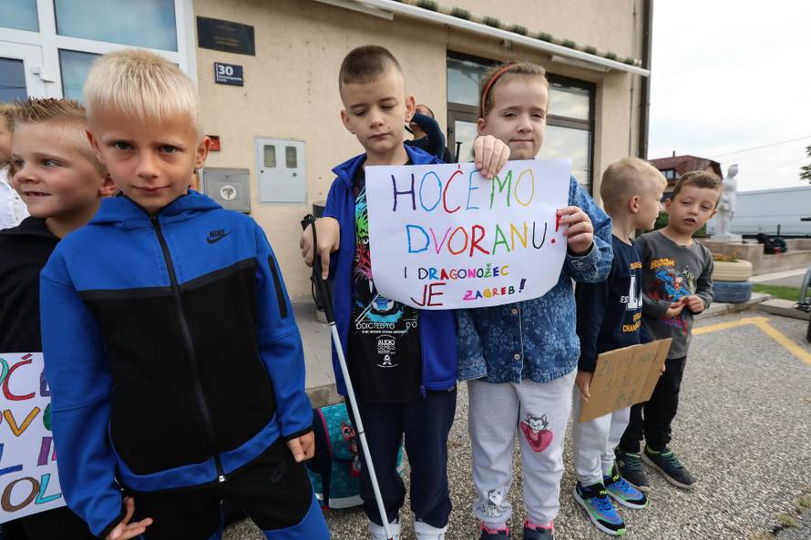 Zagreb: Prosvjed roditelja i djece Donjeg Dragonošca koja nastavu pohađaju u vatrogasnom domu