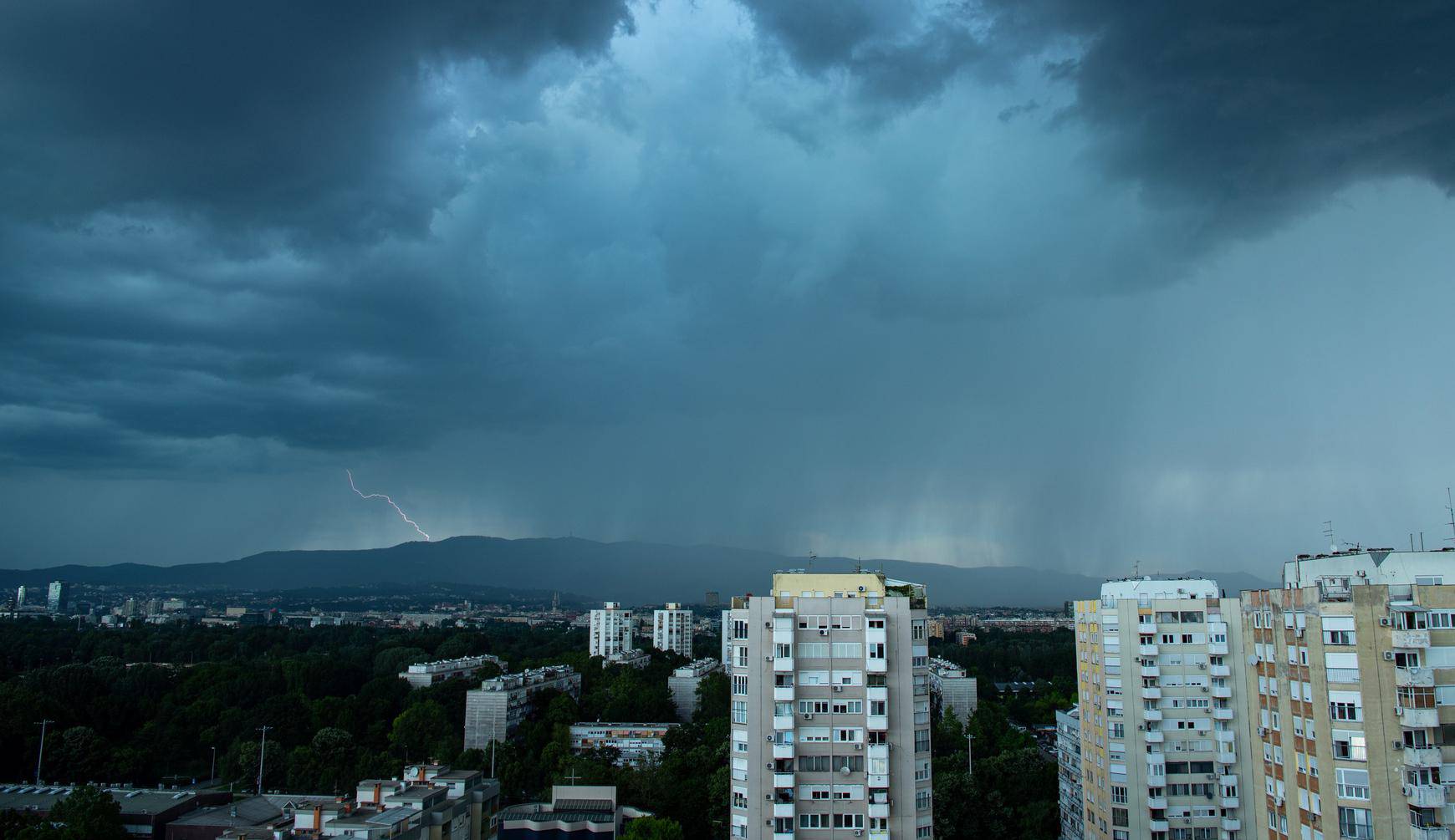 VIDEO Zagreb pogodilo olujno nevrijeme, pljuskovi i tuča...
