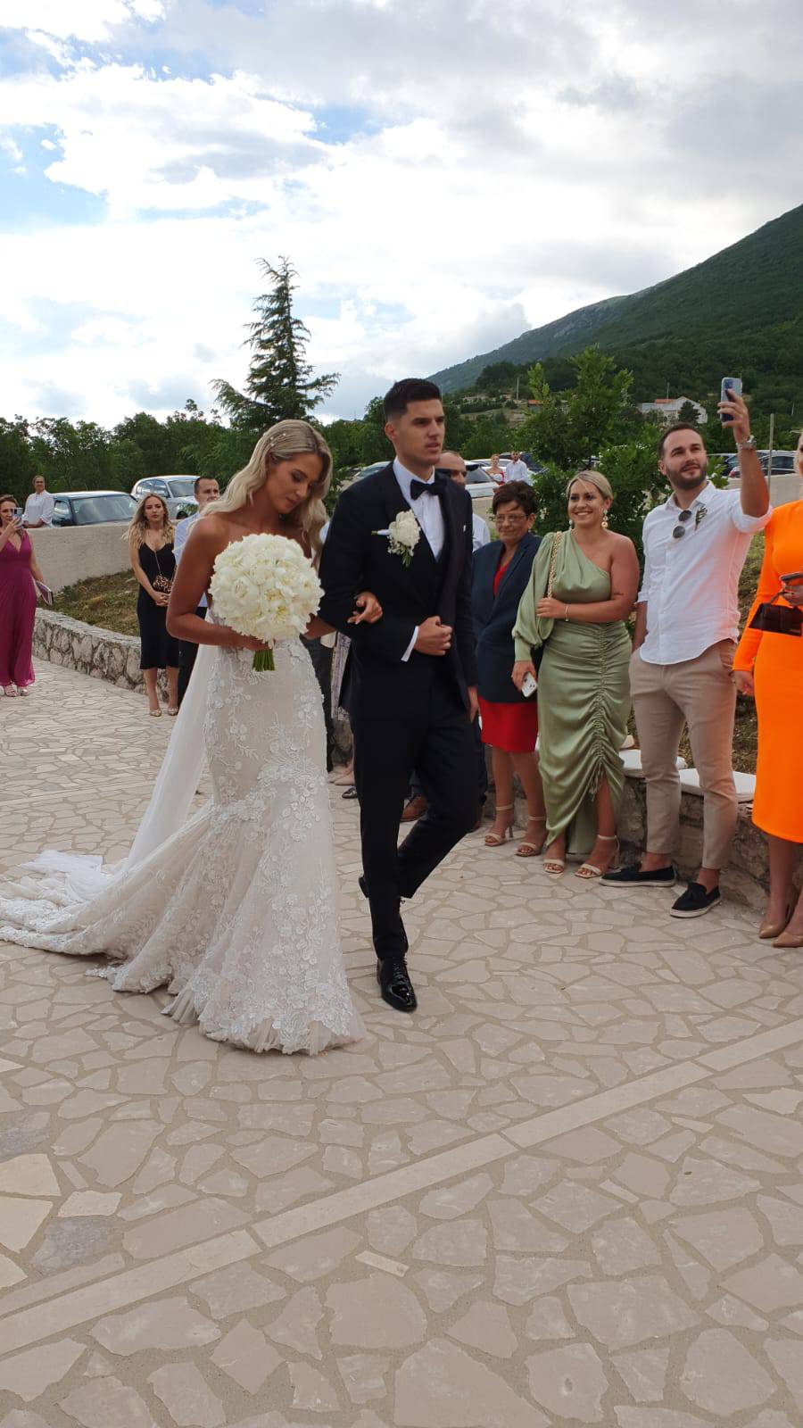 Dinamovac Tolić vjenčao se s dugogodišnjom djevojkom: Slavilo se uz pjesmu i bakljadu