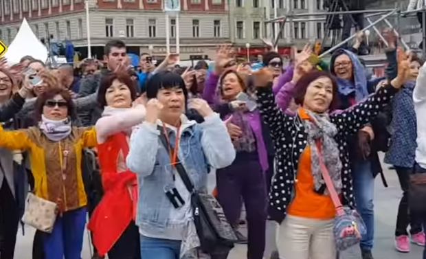 'Daješ mi kriiiilaaa...': Koreanci na Trgu zaplesali na domaći hit