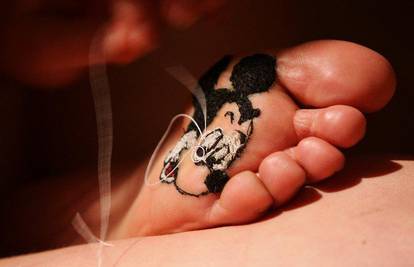 Grčka umjetnica ušila Mickeya Mousea u nogu