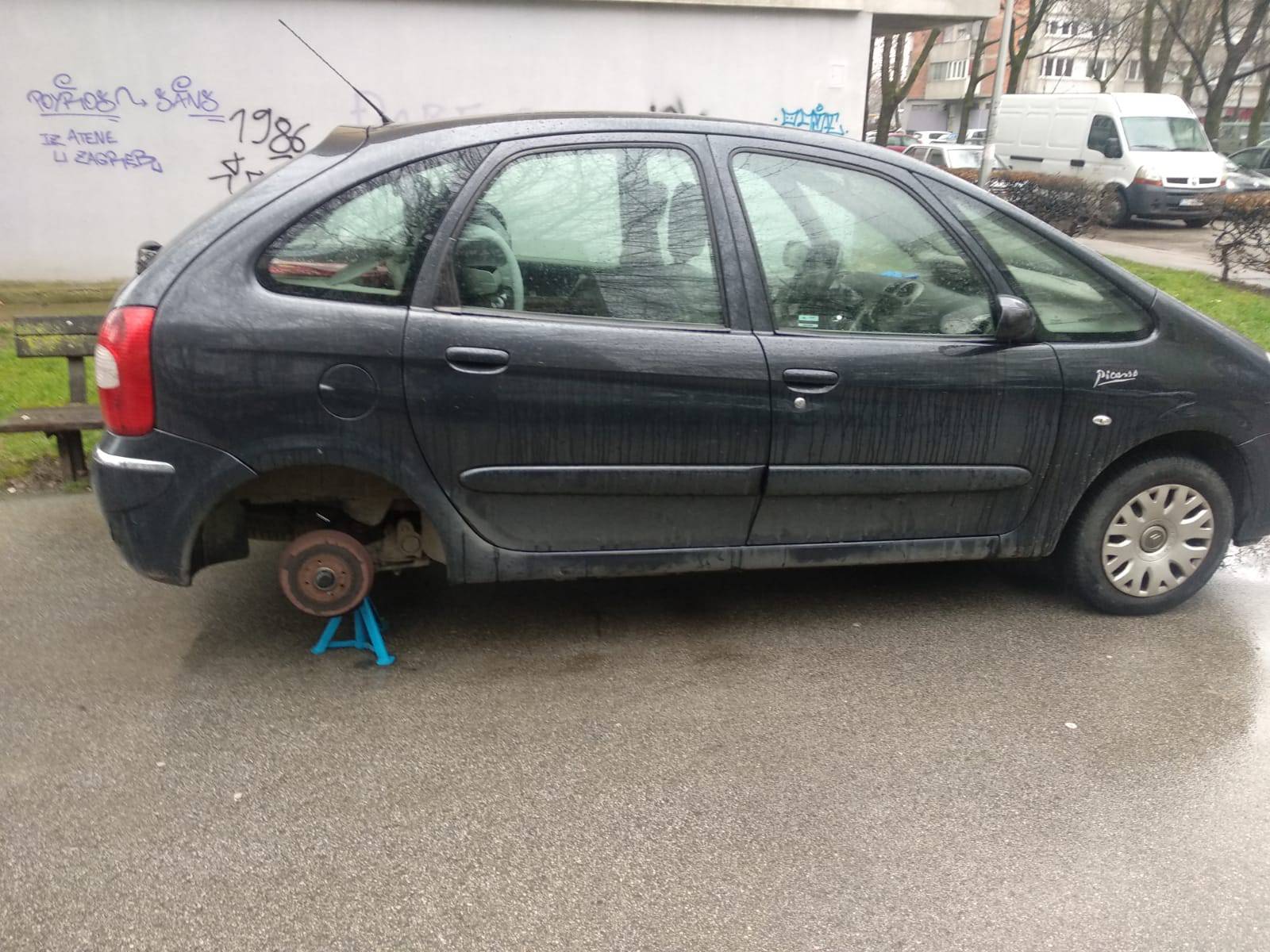 Zagreb: Bušio gume na autima
