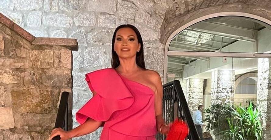 Badrić nakon Maldiva opet na moru: Ten naglasila ružičastom haljinom i oduševila pratitelje