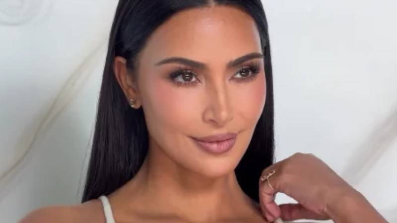 Grudi samo što nisu ispale! Kim K. pokazala i bradavice