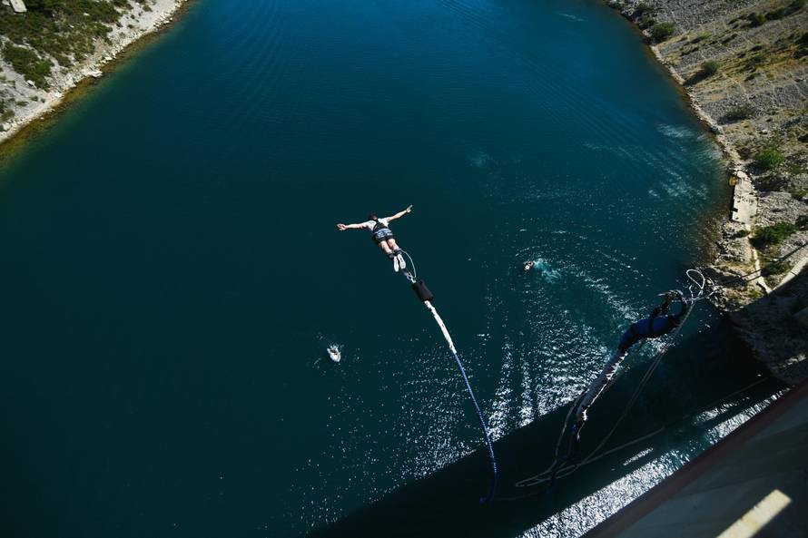 Leti, leti Tin! Srbić i missice skočili su s Masleničkog mosta