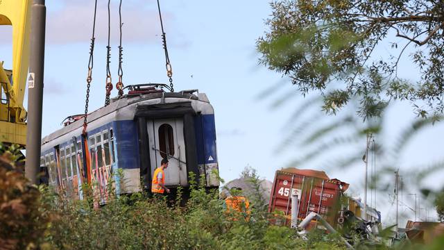 Novska: U tijeku je uklanjanje putničkog vlaka i sanacija mjesta nesreće