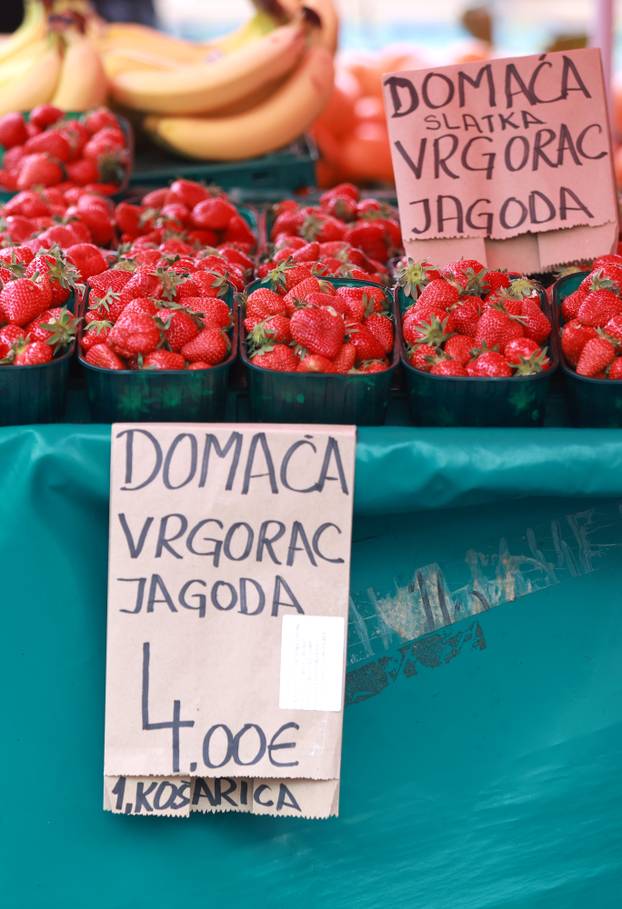 Zagreb: Ponuda vrgoračkih jagoda na tržnici Dolac