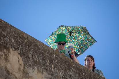 FOTO U Dubrovniku je i dalje ljeto: Turisti preplavili grad, uživaju na plažama i sunčaju se