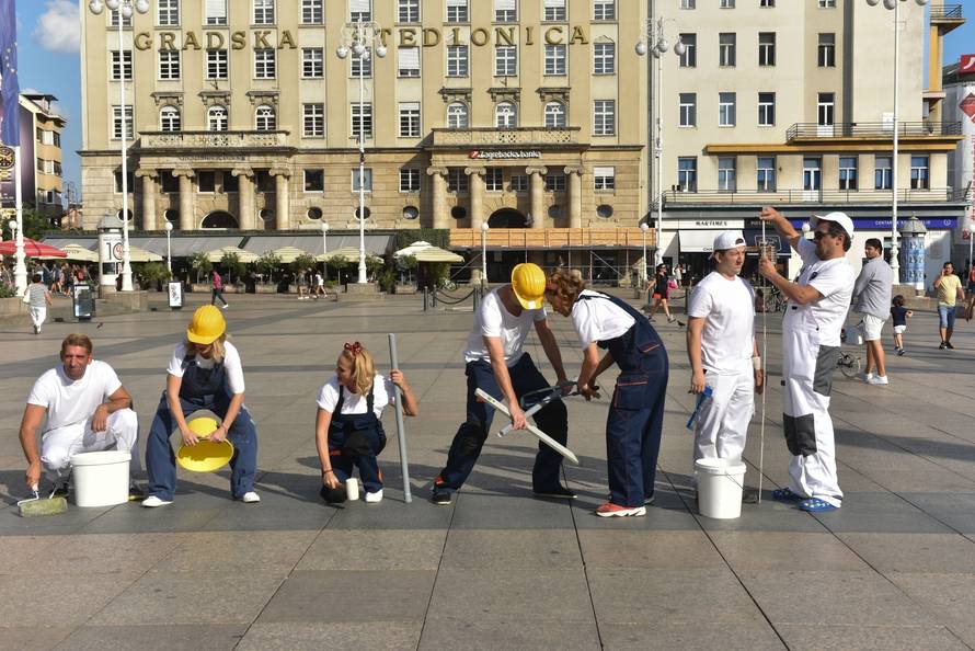 Zagreb: Performans glumaca kazališta Moruzgva uoči premijere predstave "Majstori"