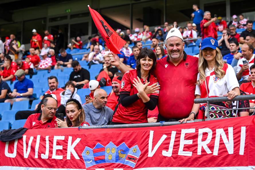 Hamburg: Navijači uoči početka utakmice Hrvatske i Albanije u 2. kolu skupine B na Europskom prvenstvu