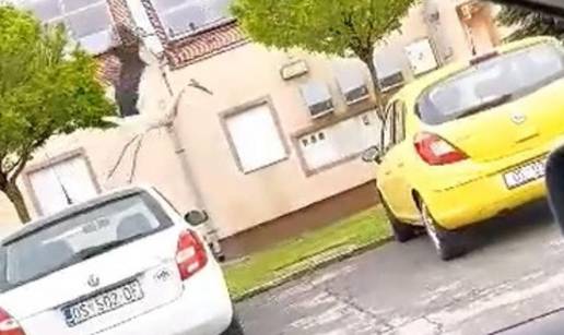 VIDEO 'Pa ova roda se napušila! Nismo mogli vjerovati, skakala je s jednog auta pa na drugi'