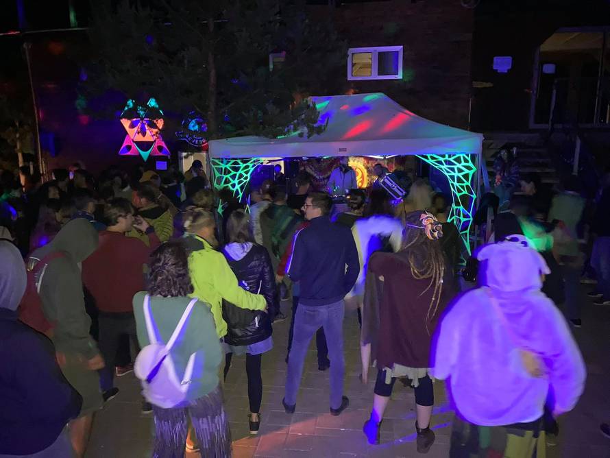 Goli, bosi i u deliriju: Bili smo na psihodeličnom partyju u Lici