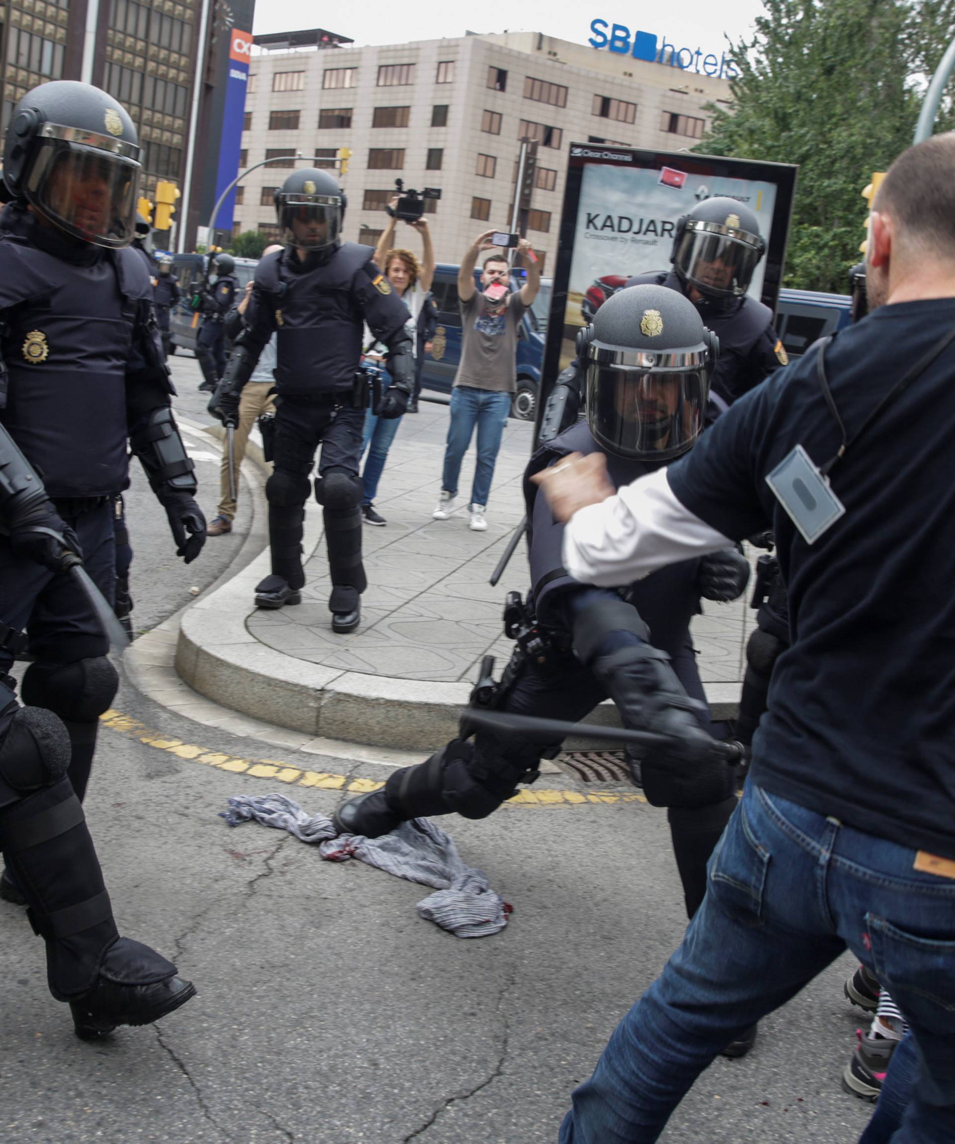 Spanish police scuffle with people outside a polling station for the banned independence referendum in Tarragona