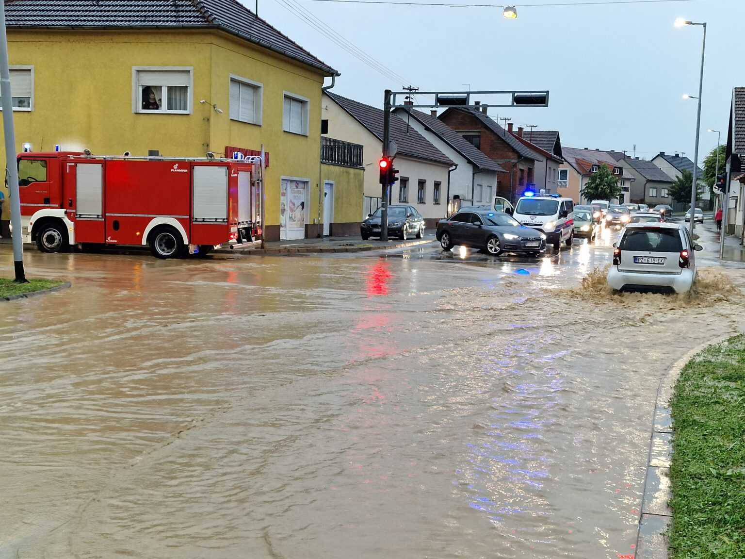 VIDEO Nevrijeme u Slavoniji: 'Kaotično je, poplavljene su ceste, ljudi spašavaju stoku'