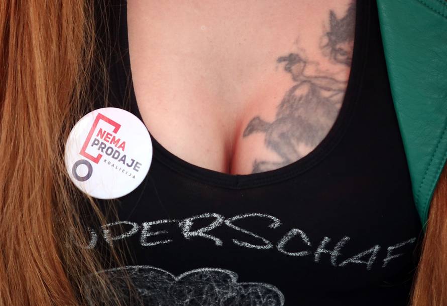 Umjesto pustim obećanjima glasače je mamila - dekolteom