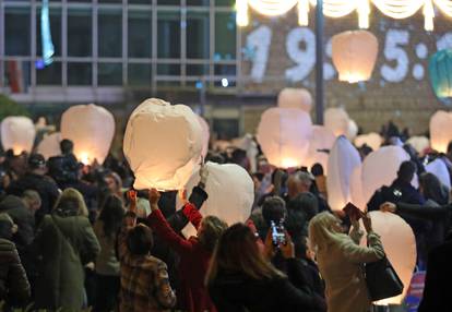 Šibenčani na prvi dan Nove godine puštali lampione dobrih želja s Poljane