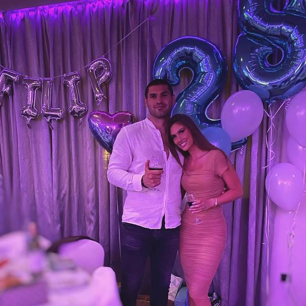 FOTO Ovo je ljepotica koja je osvojila srce Filipa Hrgovića. Od početka stoji uz 'El Animala'...