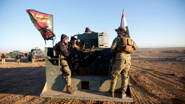 Iraqi security forces advance towards the western side of Mosul