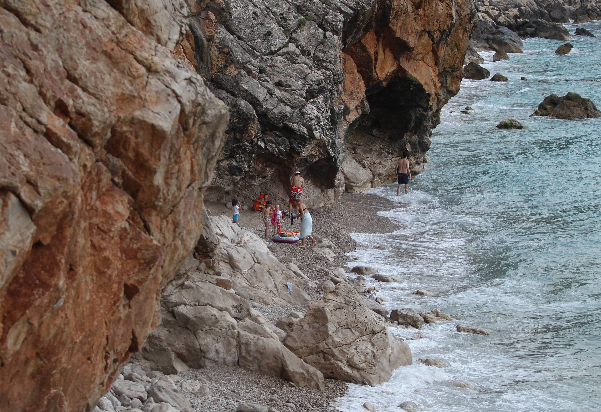 Cavtat: Brojni turisti uživaju na gradskim plažama i okolici