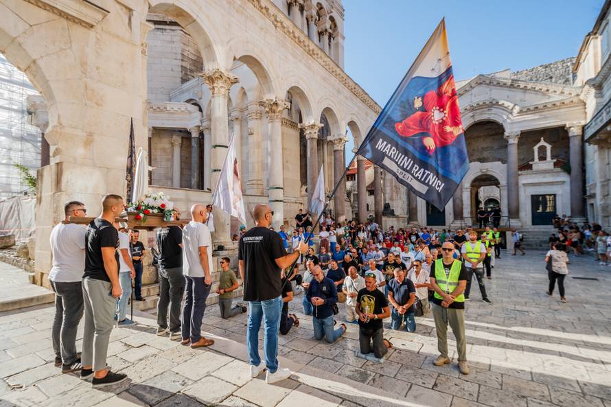 Split: Molitva krunice na Splitskom Peristilu