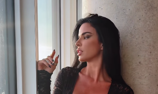 FOTO Samo &ccaron;ipka, ni&scaron;ta donji ve&scaron;: Pogledajte u &scaron;to se Knollica uvukla, skoro joj sve ispalo...