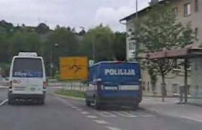 Krško: Policija parkirala na stajalištu autobusa