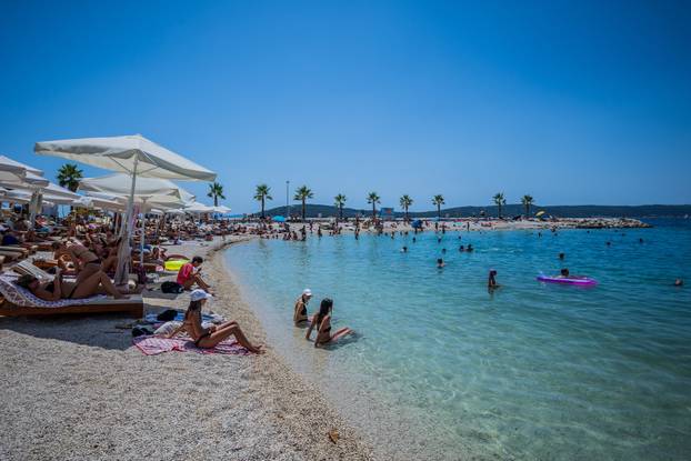 Gužva na splitskoj plaži Kasjuni podno Marjana