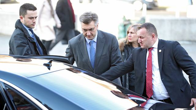 Zagreb: Premijer Plenković nakon komemoracije uz jako osiguranje ulazi u službeni automobil