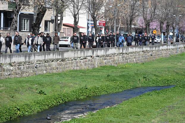 Brojni stanovnici Kočana oplakuju poginule na dan njihova sprovoda