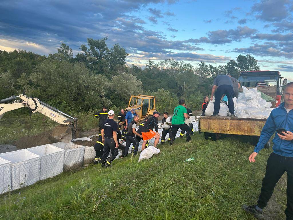 FOTO Sava prijeti izlijevanjem u Hrušćici: 70 ljudi ojačava nasip