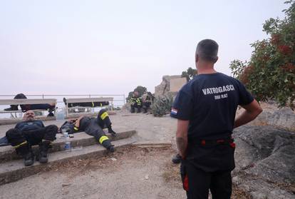 FOTO Umorni heroji: Vatrogasci dočekali jutro na požarištu, leže po travi, spavaju na klupama