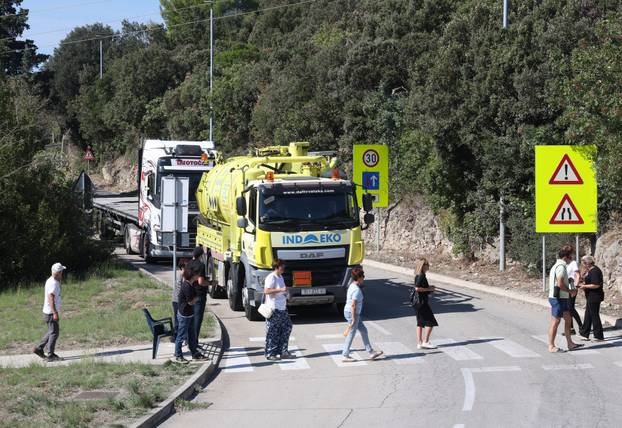 Koroma&ccaron;no: Gra&dstrok;ani bllokirali prometnicu zbog dovoza otpada iz Like