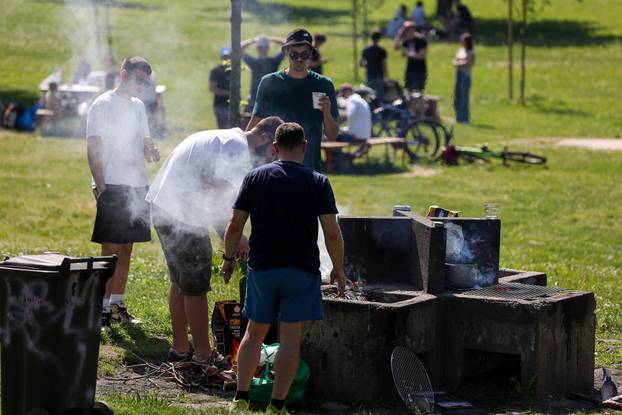 Zagreb: Građani i na Bundeku uz roštilj slave praznik rada 