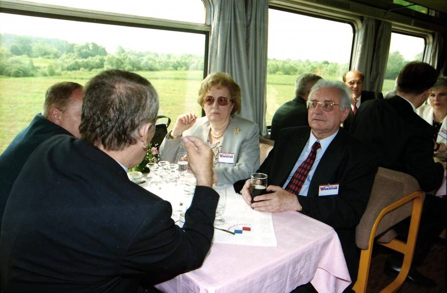 Povratak u napaćeni grad heroj: Vlak mira krenuo je za Vukovar, pjevalo se i klicalo slobodi...