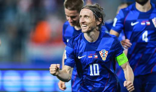 Djevojčica iz SAD-a zaluđena je Modrićem. Štedi novac već dvije godine, želi ga gledati na SP-u