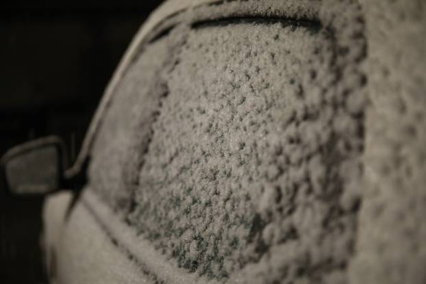 Jak snijeg počeo je padati u večernjim satima u Zagrebu