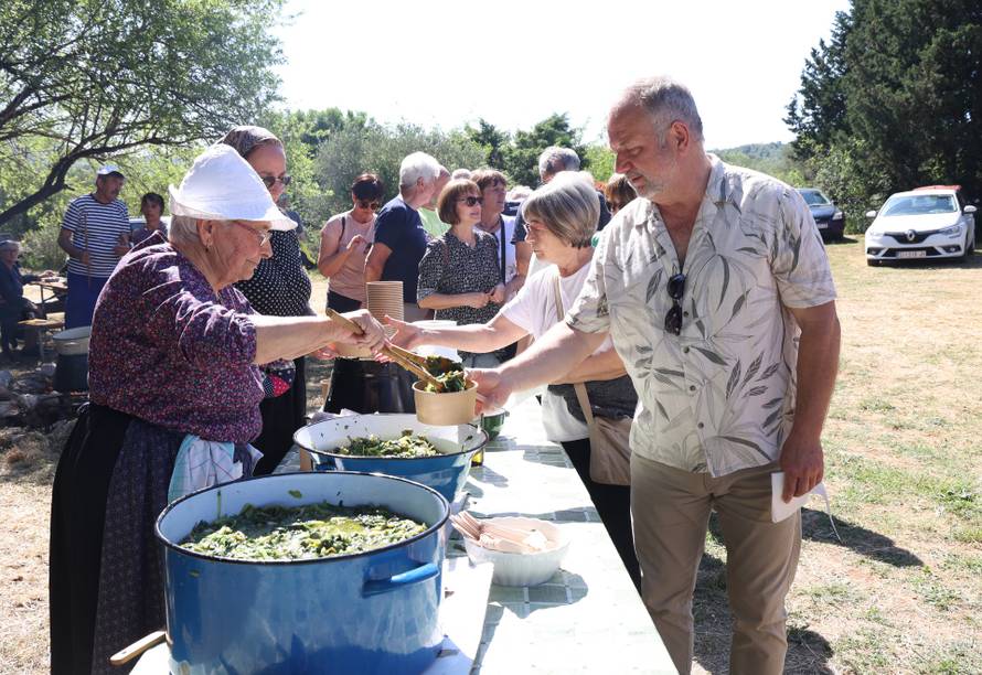 Vodice:Tradicionalni prvosvibanjski piknik u Rakitnici,spremanje divljeg zelja i pulente.
