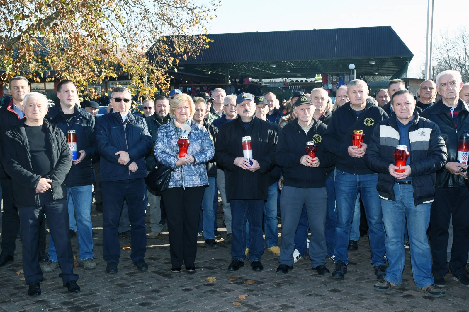 Sisak: Mirno okupljanje ispred devastiranog spomenika poginulim braniteljima